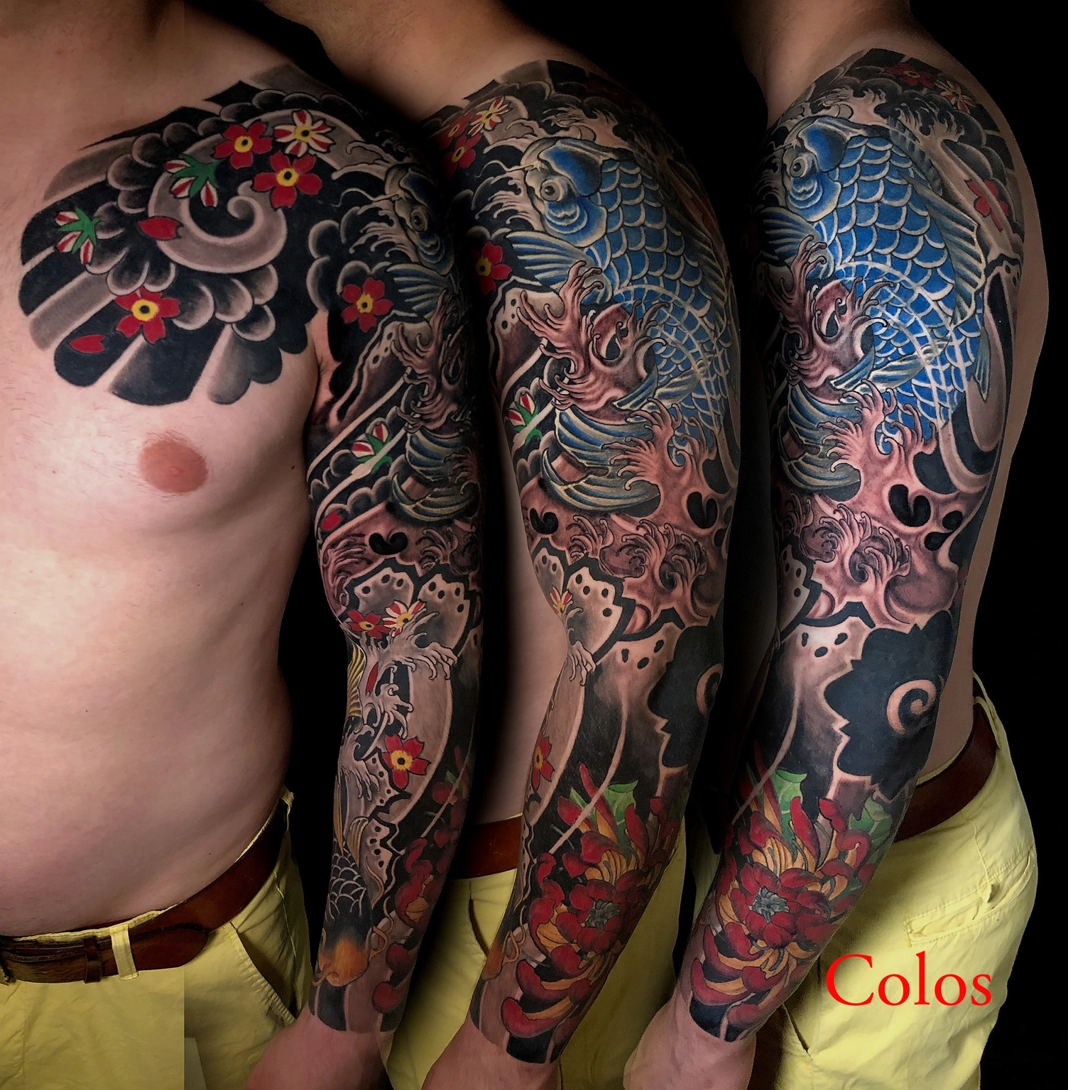 Drei Ansichten eines japanisch inspirierten Sleeves mit blauem Koi, Blüten und Wellen