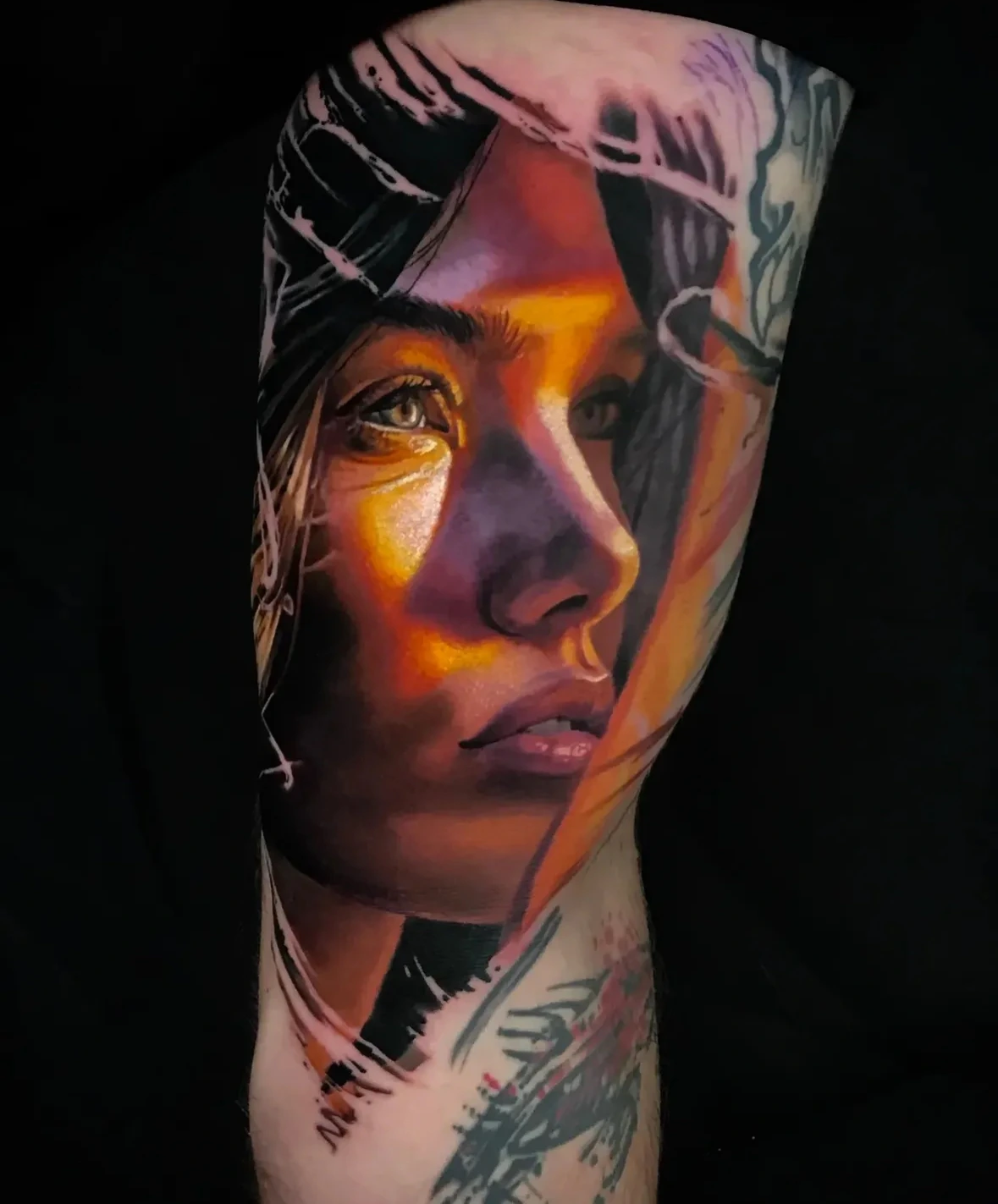 Farbiges Frauenporträt als Tattoo mit gelben und violetten Lichtakzenten